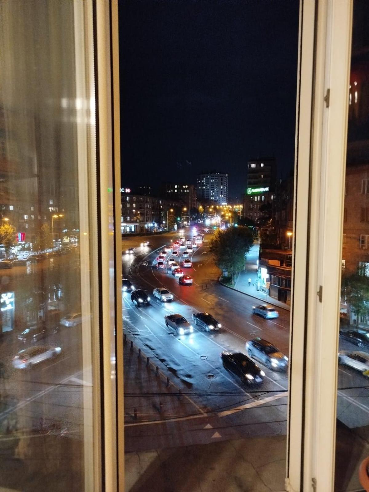 Komitas Metro Druzhba Apartment